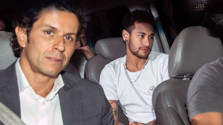 la-star-du-football-neymar-d-et-son-medecin-rodrigo-lasmar-g-a-leur-arrivee-a-belo-horizonte-au-bresil-le-2-mars-2018-ou-l-attaquant-doit-subir-une-operation_6025838