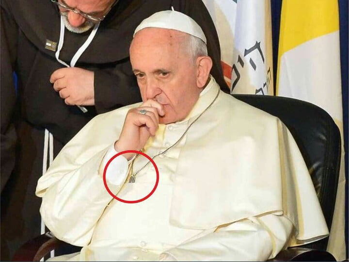 Le pape annule la Sainte Bible et propose un autre livre