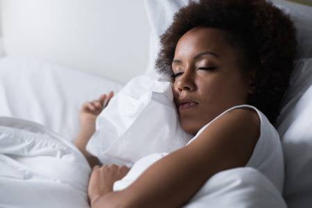 69429341-jeune-femme-africaine-dormir-dans-son-lit-la-nuit-elle-se-repose-avec-les-yeux-fermés.jpg