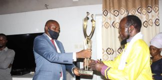 Muanda N’semi honoré par un diplôme de mérite remis par Sylvain Mutombo