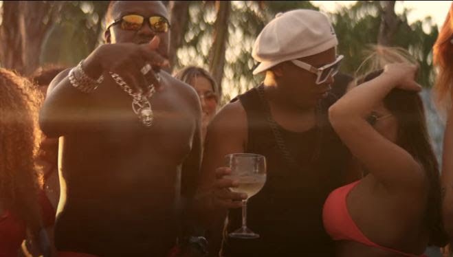 C'est clair ! Ronaldinho, footballeur de l'histoire devient maintenant musicien 2