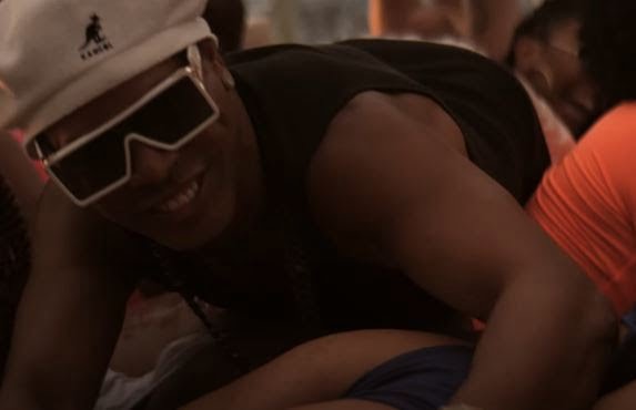 C'est clair ! Ronaldinho, footballeur de l'histoire devient maintenant musicien 3