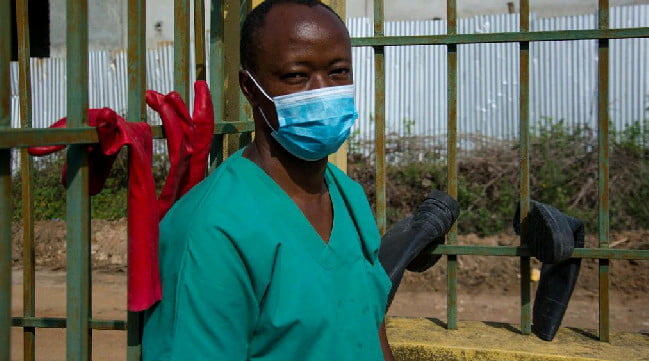Guinée : guéri d'Ebola, le Dr Papus s'engage en première ligne face à la maladie 1 Guinée : guéri d'Ebola, le Dr Papus s'engage en première ligne face à la maladie 1