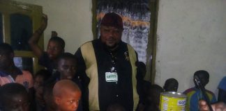 Nord-Kivu : l’artiste musicien Bakulu Mukulu au chevet des enfants orphelins à Beni
