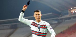 Surprise : Le brassard jeté à terre par Cristiano Ronaldo va sauver une vie !