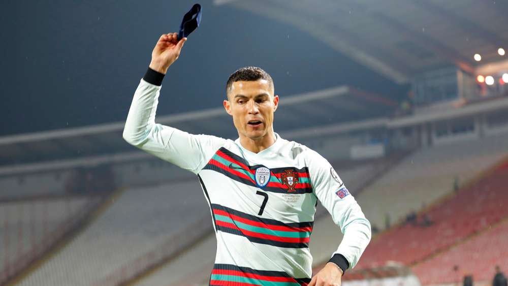 Surprise : Le brassard jeté à terre par Cristiano Ronaldo va sauver une vie ! 1 Surprise : Le brassard jeté à terre par Cristiano Ronaldo va sauver une vie ! 1