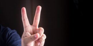 Découvrez pourquoi il ne faut pas faire le signe « V » sur vos photos