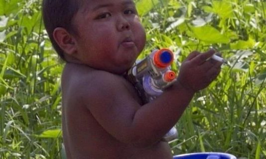 Découvrez ici un enfant de deux ans qui fumait 40 cigarettes par jour