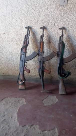 Ituri : un militaire incôtrolé surpris en pleine vente de son arme à un civil près de Komanda 1 Ituri : un militaire incôtrolé surpris en pleine vente de son arme à un civil près de Komanda 1