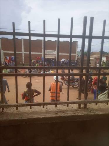 Flash : des élèves interpellés par la police en pleine ville de Beni 1 Flash : des élèves interpellés par la police en pleine ville de Beni 1