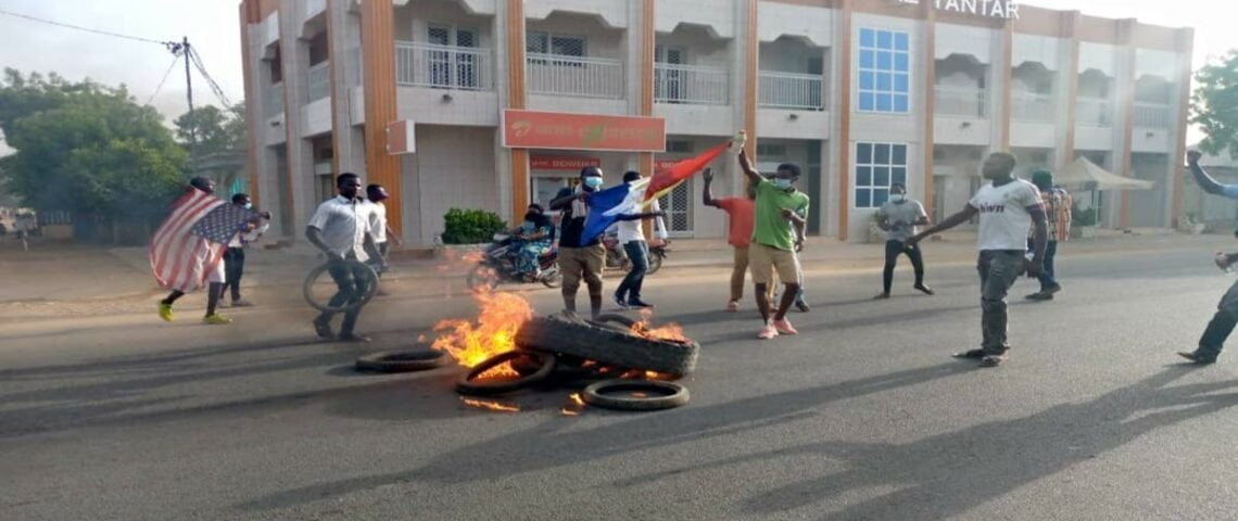 TCHAD : Ndjamena croule sous la pression des manifestants qui brûlent des pneus et des drapeaux français 1 TCHAD : Ndjamena croule sous la pression des manifestants qui brûlent des pneus et des drapeaux français 1