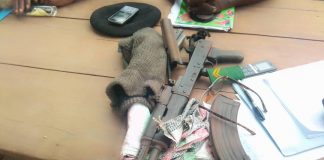 Mongala : Confiscation par le Commissaire provincial de la Police Nationale Congolaise d’une arme de guerre ramassée par la population