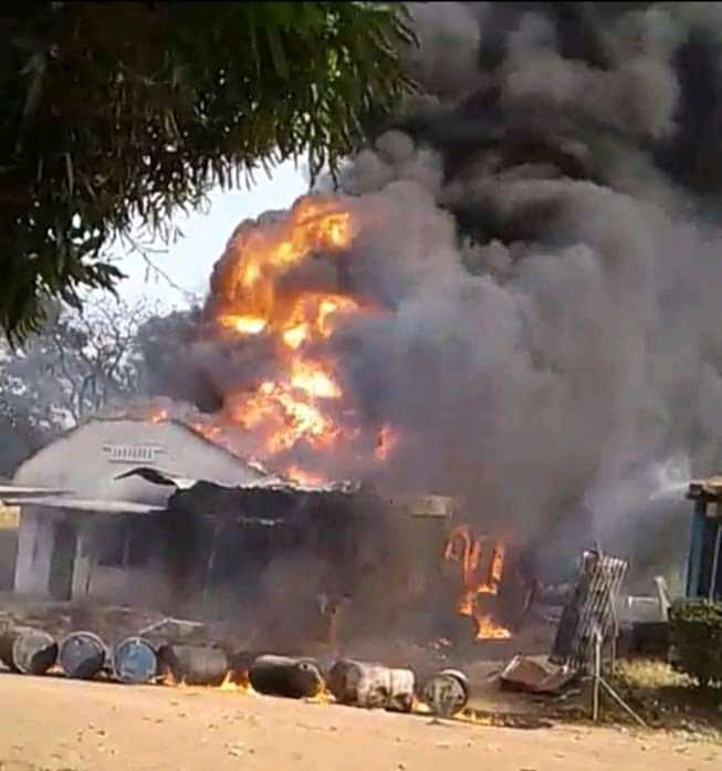 Urgent : Un dépôt de carburant prend feu à kabinda chef-lieu de la province de Lomami 1 Urgent : Un dépôt de carburant prend feu à kabinda chef-lieu de la province de Lomami 1