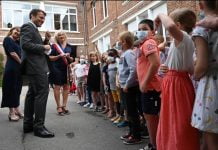 Macron giflé, cet enfant pose au président la question que tout le monde a en tête