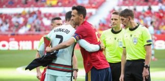 Covid-19 – Euro 2020 : Ronaldo négatif malgré l’embrassade avec Busquets ?