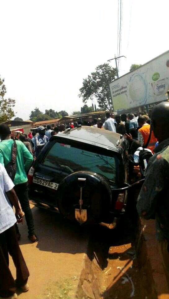 Kasaï-oriental : à cause de l'état d'ivresse du chauffeur, une jeep fini sa course dans un caniveau 1 Kasaï-oriental : à cause de l'état d'ivresse du chauffeur, une jeep fini sa course dans un caniveau 1