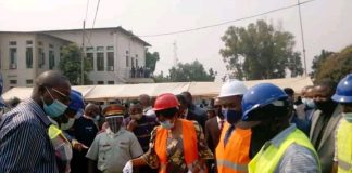 Kasaï-oriental : La gouverneure met la première pierre, pour la construction du clôture au gouvernorat