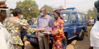 Kasai oriental : la gouverneure rend deux jeeps à la police, don du gouvernement central