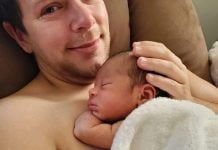 Scandaleux! Un homme enceinte donne naissance à un petit garçon