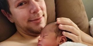 Scandaleux! Un homme enceinte donne naissance à un petit garçon