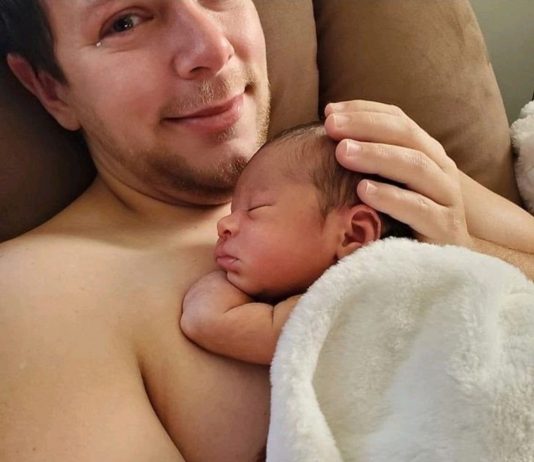Scandaleux! Un homme enceinte donne naissance à un petit garçon