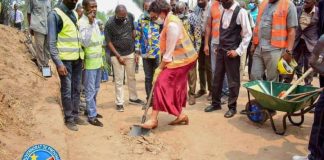 Kasaï-oriental : Jeannette Longa Muswamba lance les travaux d’entretien des routes de déserte agricoles