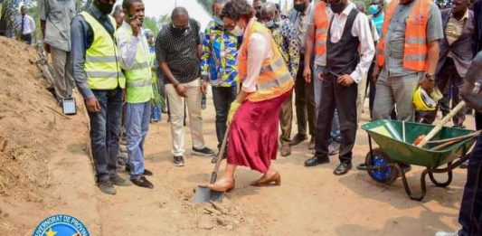 Kasaï-oriental : Jeannette Longa Muswamba lance les travaux d’entretien des routes de déserte agricoles