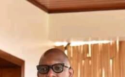 Primature : Le Premier Ministre Sama Lukonde assiste à l’arrivée de la dépouille mortelle de Gabriel Kyungu wa Kumwanza à l’aéroport de Luano à Lubumbashi