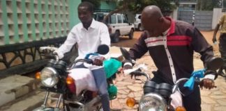 Kasaï-oriental : Le comité estudiantin de l’UOM reçoit deux motos de leurs autorités académiques