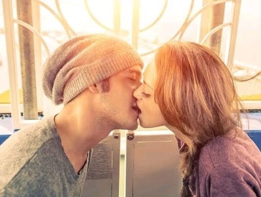 Santé : 7 maladies que vous pouvez attraper en vous embrassant, leurs symptômes et leurs remèdes