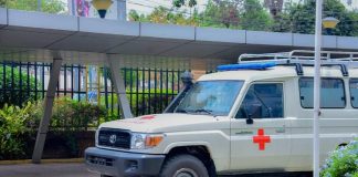 RDC: Le ministre des sports et loisirs reçoit une ambulance médicalisée de son collègue de la santé