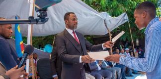 Mbuji-Mayi : Tony Mwaba remet symboliquement les diplômes d’État aux lauréats de l’édition 2020