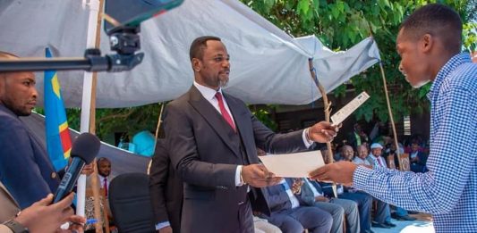 Mbuji-Mayi : Tony Mwaba remet symboliquement les diplômes d’État aux lauréats de l’édition 2020