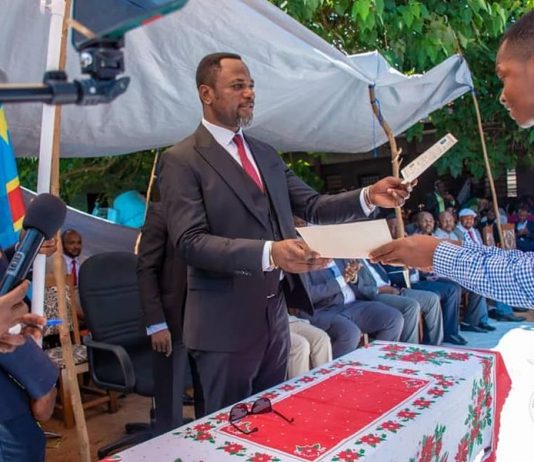 Mbuji-Mayi : Tony Mwaba remet symboliquement les diplômes d’État aux lauréats de l’édition 2020
