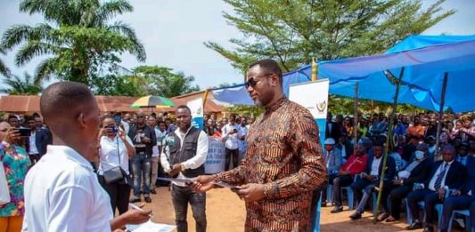 Tony Mwaba dévoile le numéro vert au lancement de la Campagne de signature de code de bonne conduite du personnel enseignant