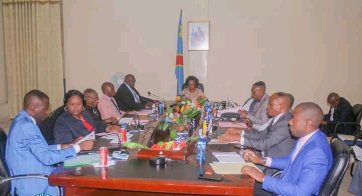 Kasaï-oriental: Jeannette Longa a présidé la réunion hebdomadaire du conseil des ministres 1 Kasaï-oriental: Jeannette Longa a présidé la réunion hebdomadaire du conseil des ministres 1