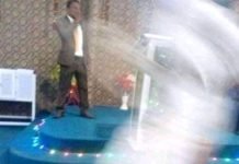 Un pasteur a révélé qu’un Ange a été capturé par les caméras lors d’une croisade au Bénin !