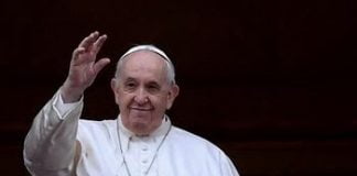 Le pape François dit aux parents de soutenir leurs enfants homosexuels, pas de les condamner