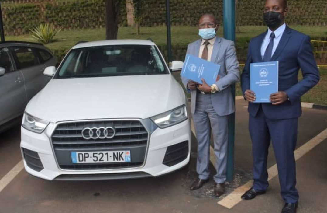 RDC : l'Office rwandais d'investigation a remis à son propriétaire une jeep volée à la frontière de Rusizi 1 RDC : l'Office rwandais d'investigation a remis à son propriétaire une jeep volée à la frontière de Rusizi 1