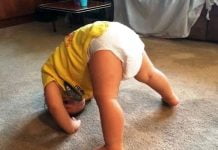 C’est surprenant! Si un bébé regarde à travers ses jambes, voici ce que cela signifie