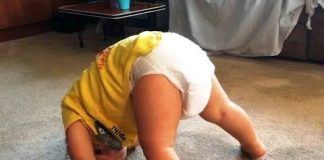 C’est surprenant! Si un bébé regarde à travers ses jambes, voici ce que cela signifie