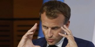 Scène ! A peine d’être giflé, Emmanuel Macron a été jeté un œuf pourri !