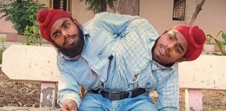 En Inde, deux frères siamois ont trouvé leur première embauche !