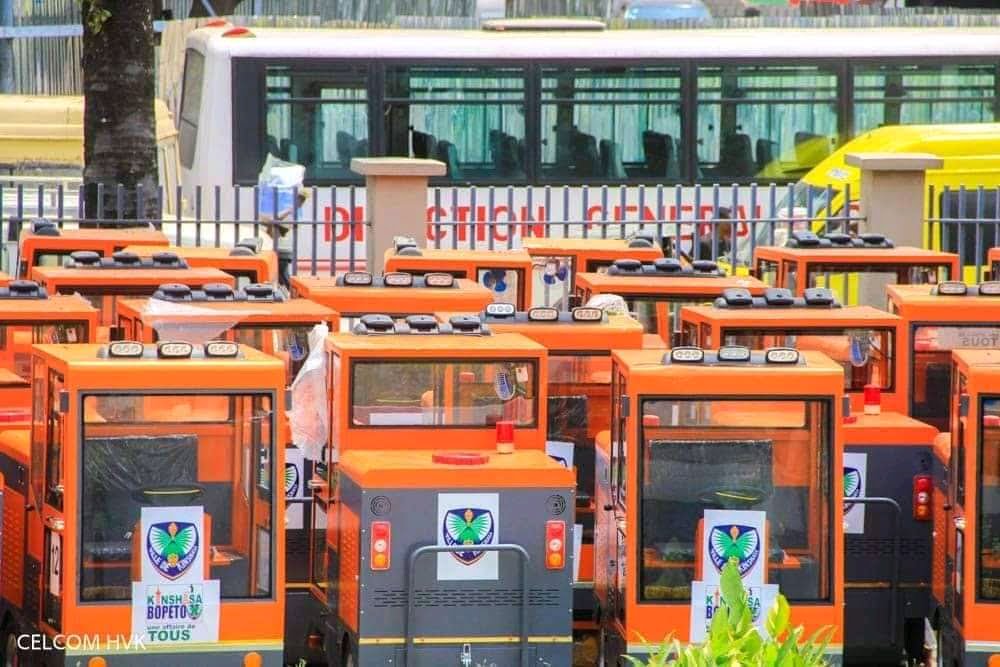 RDC : Le gouverneur Gentiny Ngobila présente les nouveaux engins d'assainissement pour Kinshasa 1 RDC : Le gouverneur Gentiny Ngobila présente les nouveaux engins d'assainissement pour Kinshasa 1