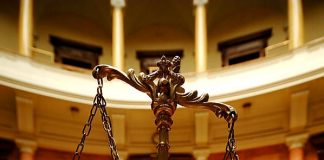 Une mère de famille trompe un jeune adolescent sur le web pendant 4 ans !