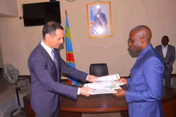 RDC : Le Maniema et la firme portugaise signent un contrat de 212 millions de dollars pour l'asphaltage de 138 km de route! 1 RDC : Le Maniema et la firme portugaise signent un contrat de 212 millions de dollars pour l'asphaltage de 138 km de route! 1