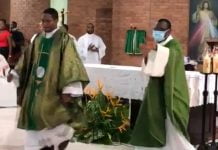 CI: Un homme bondit sur un curé en pleine messe