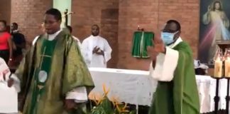 CI: Un homme bondit sur un curé en pleine messe
