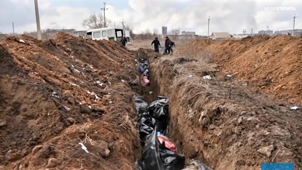 Ukraine : La ville de Marioupol en deuil, les terribles images des victimes enterrées dans une fosse commune ! 2 Ukraine : La ville de Marioupol en deuil, les terribles images des victimes enterrées dans une fosse commune ! 2