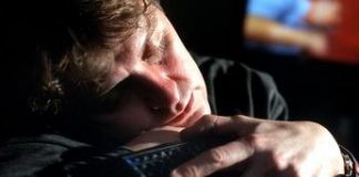 Santé : Dormir devant la télévision fait grossir !